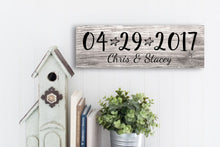 Load image into Gallery viewer, Personalized Rustic Wood Family Name Sign With Sea Stars